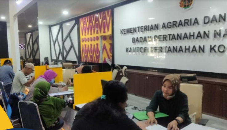 "Kebetulan saya pekerja dan saya punya waktu hanya weekend karena kalau untuk hari kerja saya susah untuk minta izin. Dengan adanya PELATARAN, pelayanan program Sabtu-Minggu atau weekend, itu sangat membantu sekali buat pekerja seperti saya untuk mendapatkan pelayanan. Dan pelayanan ini menurut saya inovasi yang sangat bagus," kata Ratna.