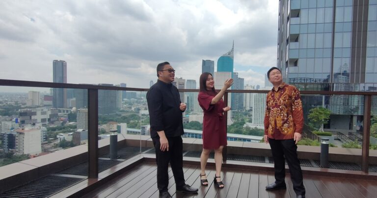 Fifty Seven Promenade merupakan salah satu proyek properti unggulan Perseroan. Lokasinya yang strategis di kawasan MH Thamrin, Jakarta Pusat, memberikan akses cepat ke berbagai pusat perkantoran, pemerintahan, kedutaan besar, serta destinasi gaya hidup modern.