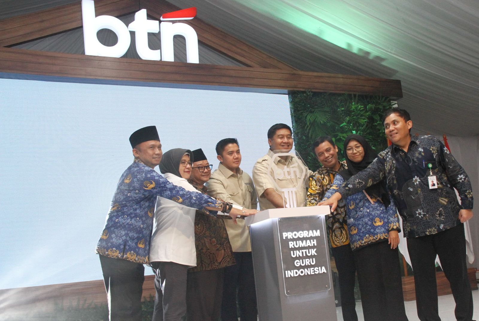 Direktur Utama BTN Nixon LP Napitupulu mengatakan, Program Rumah untuk Guru Indonesia merupakan hasil kerja kolaborasi lintas sektor untuk membantu para guru supaya memiliki rumah layak huni dan terjangkau.