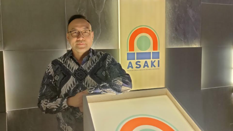Saat ini anggota ASAKI yang terdiri dari industri ubin keramik, tableware, sanitary, genteng, telah menyerap tenaga kerja sekitar 150 ribu orang. Industri keramik padat modal, padat karya, dan padat energi