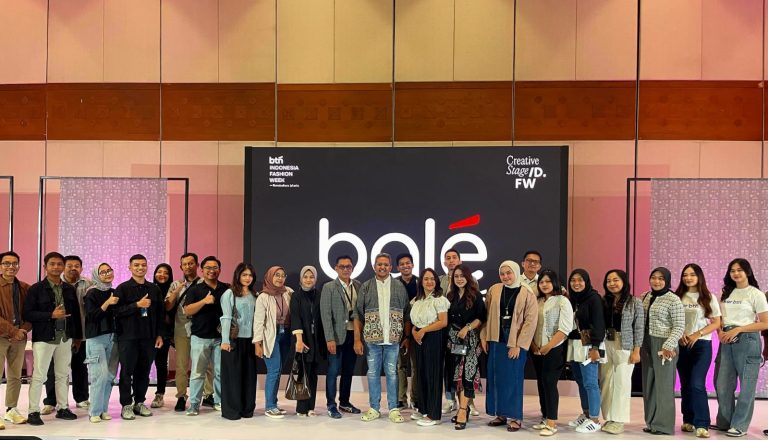 Sri Soekminiarni, Vice President Mortgage Loan & Secured Loan Division BTN saat acara “BTN Indonesia Fashion Week” yang dibarengi acara pre launching KAR Jalan-Jalan menegaskan, melalui KAR masyarakat bisa memperoleh dana dari BTN untuk kebutuhan konsumtif.