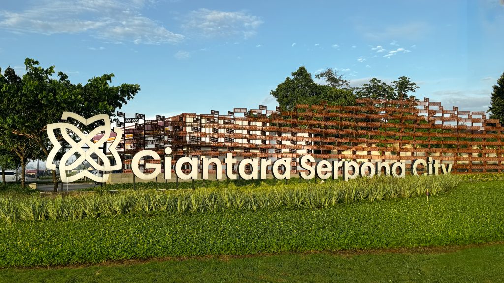 Fasilitas ini berada dalam Kawasan Giantara Serpong City, dan berada di area strategis dengan luas 4,5 hektar.