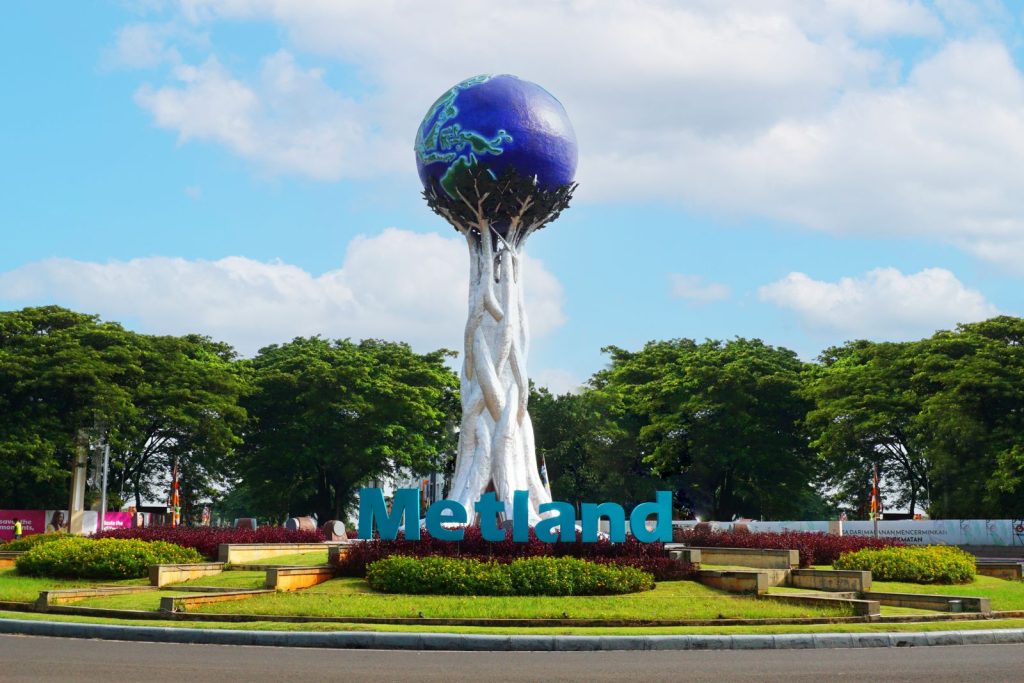 Terletak di jantung kawasan Metland Menteng, Ruko Conifera berada diarea komersial yang tengah dikembangkan, dengan menghadirkan sejumlah restoran ternama seperti Hachi Grill, Kampung Kecil, dan Solaria.
