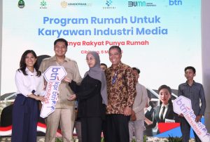 Direktur Consumer Banking BTN Hirwandi Gafar mengatakan, upaya pemerintah untuk meningkatkan kesejahteraan masyarakat melalui kepemilikan rumah kali ini dapat dinikmati juga oleh para pekerja di industri media, termasuk para wartawan yang selama ini juga turut terlibat dalam menyebarluaskan informasi mengenai manfaat dari program pembangunan rumah nasional.