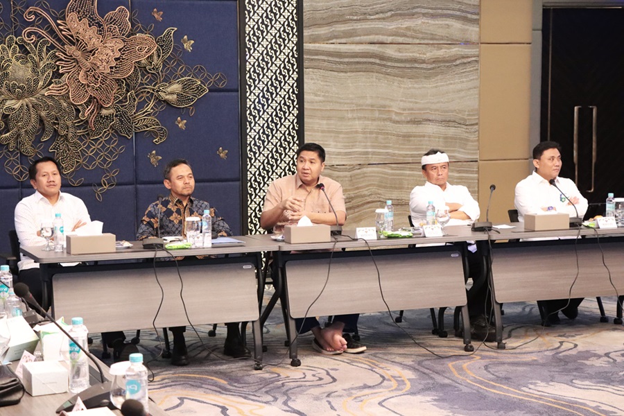 Sri Mulyani: Deflasi Bukan Karena Penurunan Daya Beli Menteri Keuangan (Menkeu) Sri Mulyani Indrawati menanggapi data Badan Pusat Statistik (BPS) terkait terjadinya deflasi pada bulan terakhir. Dia menegaskan bahwa penurunan harga tersebut bukan disebabkan oleh melemahnya daya beli masyarakat, melainkan karena kebijakan pemerintah yang menurunkan harga sejumlah komponen. “Kalau lihat komponen inflasi, kalau deflasi ini kan kaya kita melakukan diskon transport, ini pasti menimbulkan deflasi, bukan karena masyarakat daya belinya turun. Karena pemerintah melalui administered price, pemerintah melakukan intervensi,” ujar Sri Mulyani di kompleks Istana Kepresidenan, Senin (2/6/2025). Lebih lanjut, dia juga menyinggung kebijakan harga pangan, seperti beras, yang menjadi komponen utama pengeluaran rumah tangga. Menurutnya, jika harga beras turun akibat intervensi pemerintah untuk melindungi masyarakat miskin, maka hal itu bisa menimbulkan deflasi, tetapi tidak serta-merta mencerminkan pelemahan konsumsi. “Kalau harga beras tadi yang disampaikan Menteri Pertanian, jangan sampai kita memberikan dukungan pada masyarakat miskin, harga beras turun, nanti menimbulkan deflasi. Kan bukan karena daya beli itu,” ujarnya. Lebih lanjut, Sri Mulyani menyatakan bahwa indikator yang mencerminkan daya beli masyarakat justru masih stabil, yakni inflasi inti (core inflation), yang berada di sekitar 2 persen. “Kalau inflasi intinya masih di sekitar 2 persen, itu berarti ada kenaikan harga karena ada permintaan. Karena core inflation adalah berasal dari kenaikan harga akibat daya beli atau permintaan,” pungkas Sri Mulyani. Deflasi adalah kondisi penurunan harga barang dan jasa secara umum dan terus-menerus. Meskipun sekilas tampak menguntungkan bagi konsumen karena daya beli meningkat, deflasi yang berkelanjutan dapat berdampak negatif bagi perekonomian. Beberapa penyebab utama deflasi di Indonesia atau di negara manapun umumnya meliputi: Penurunan Permintaan Agregat: Ini adalah penyebab paling umum dari deflasi. Ketika konsumsi masyarakat, investasi perusahaan, pengeluaran pemerintah, dan ekspor menurun secara bersamaan, maka total permintaan barang dan jasa dalam perekonomian akan berkurang. Hal ini sering terjadi saat krisis ekonomi, resesi, pandemi, atau ketidakpastian global yang membuat masyarakat dan pelaku usaha menunda pengeluaran dan investasi. Kelebihan Pasokan Barang dan Jasa (Oversupply): Terjadi ketika produksi barang dan jasa melebihi permintaan pasar. Jika barang menumpuk di gudang karena tidak ada yang membeli, produsen akan cenderung menurunkan harga untuk menghabiskan stok, yang pada akhirnya memicu deflasi. Kemajuan teknologi atau inovasi yang memungkinkan produksi lebih efisien juga bisa berkontribusi pada penurunan biaya produksi, dan pada gilirannya, penurunan harga jual. Penurunan Jumlah Uang Beredar: Berkurangnya jumlah uang yang beredar di masyarakat dapat menyebabkan deflasi. Hal ini bisa terjadi karena beberapa alasan, seperti: Kebijakan Moneter Ketat: Bank sentral dapat menaikkan suku bunga untuk mengendalikan inflasi. Namun, suku bunga yang tinggi juga mendorong masyarakat untuk menabung daripada membelanjakan uang, mengurangi jumlah uang yang beredar di pasar. Meningkatnya Kecenderungan Menabung: Saat kondisi ekonomi tidak pasti, masyarakat cenderung lebih memilih menabung dan menunda pengeluaran, sehingga uang yang beredar di masyarakat berkurang dan permintaan menurun. Penurunan Biaya Produksi: Ketika harga bahan baku atau tenaga kerja turun, perusahaan dapat memproduksi barang dengan biaya yang lebih rendah. Ini memungkinkan produsen menurunkan harga jual produk mereka. Jika penurunan biaya produksi ini berlangsung secara berkelanjutan, bisa berkontribusi pada deflasi. Guncangan Ekonomi Global: Krisis keuangan, tekanan geopolitik, atau krisis kesehatan global (seperti pandemi Covid-19) dapat mengurangi aktivitas ekonomi dunia. Dampaknya bisa berupa penurunan permintaan ekspor, penguatan nilai tukar (yang membuat barang impor lebih murah), dan investasi yang lesu. Faktor-faktor ini dapat menekan harga-harga domestik di negara-negara seperti Indonesia. Penting untuk dicatat bahwa deflasi, terutama yang disebabkan oleh penurunan permintaan dan perlambatan ekonomi, dapat memicu lingkaran negatif (spiral deflasi). Penurunan harga menyebabkan penurunan pendapatan perusahaan, yang dapat berujung pada pemutusan hubungan kerja (PHK) dan pengangguran, yang kemudian semakin menekan daya beli masyarakat dan memperparah deflasi.