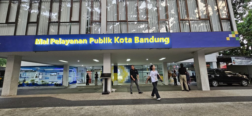 Menteri Perumahan dan Kawasan Permukiman (PKP) Maruarar Sirait mengecek langsung proses pelayanan pengurusan Persetujuan Bangunan Gedung (PBG) untuk masyarakat berpenghasilan rendah (MBR) di Kota Bandung