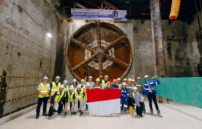 Tim Konstruksi PT MRT Jakarta (Perseroda) dan kontraktor berhasil menyelesaikan pembangunan terowongan kereta bawah tanah terdalam di Indonesia, yaitu sekitar 28 meter di bawah permukaan tanah.
