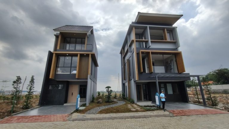 Di Seion Tangerang, konsumen bisa memiliki rumah eksklusif tiga lantai dengan harga mulai dari Rp1 miliar. Setiap unit sudah dilengkapi FREE Home Appliance seperti kulkas dan mesin cuci.