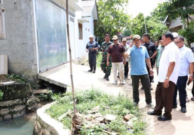 Warga Perumahan Cisoka Indah Regency, Desa Sukatani, Kecamatan Cisoka, Kabupaten Tangerang, akhirnya dapat bernapas lega setelah keluhan mereka terkait masalah genangan air yang kerap terjadi saat hujan ditanggapi langsung oleh Bupati Tangerang, Moch Maesyal Rasyid.