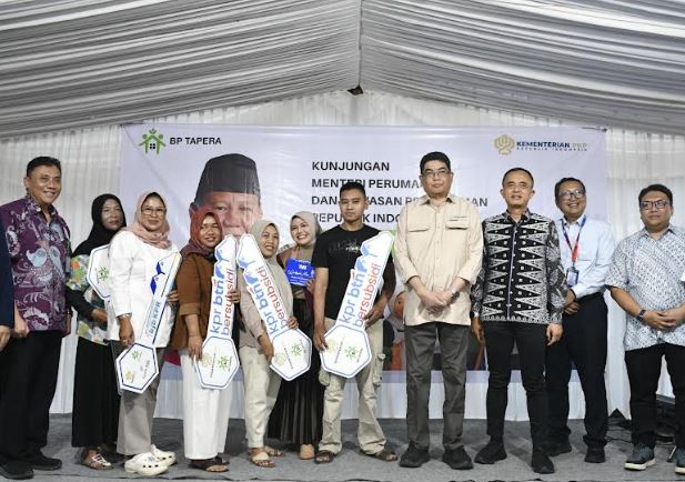 KUR Perumahan merupakan bagian dari percepatan penyaluran program rumah subsidi bagi masyarakat berpenghasilan rendah (MBR).Rangkaian kegiatan di Sumedang dimulai dengan kunjungan lapangan ke Perumahan Blitz Cimalaka II di Kecamatan Cimalaka, Kabupaten Sumedang.